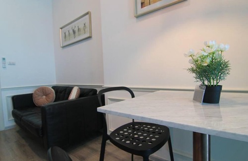 Ramkhamhaeng Apartment | Modern Condo with Gym & Pool near Lam Sali MRT