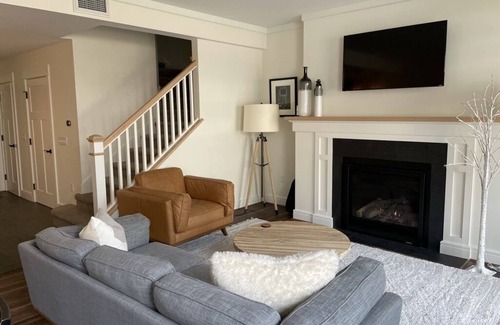 Warren Condo | Modern Mountainside Condo Steps from Sugarbush Slopes