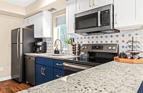 Roseville Apartment | Contemporary 1BR Haven: Pristine, Private & Family-Friendly