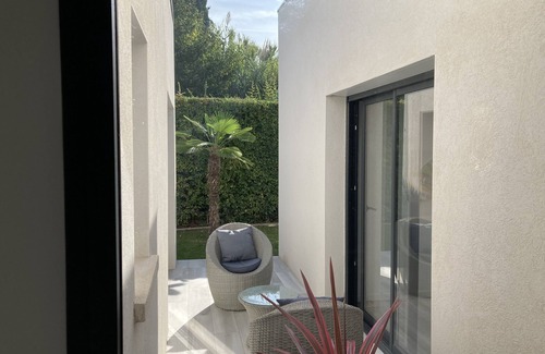 Bouc-Bel-Air Villa | Modern Villa Retreat with Ocean Views in Aix en Provence