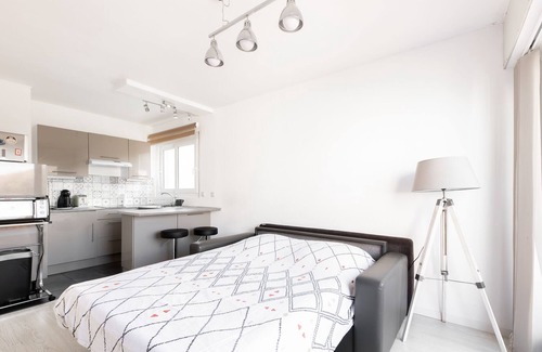 Meaux Apartment | Cozy Flat Steps from Disneyland Paris - Pet Friendly Stay