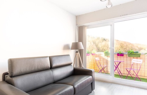 Meaux Apartment | Cozy Flat Steps from Disneyland Paris - Pet Friendly Stay