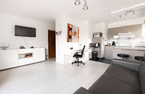 Meaux Apartment | Cozy Flat Steps from Disneyland Paris - Pet Friendly Stay