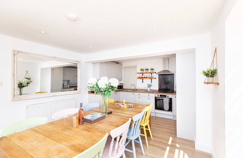 New Forest District Cottage | New Cottage Sleeps 9 in Prime Location with Ocean Views