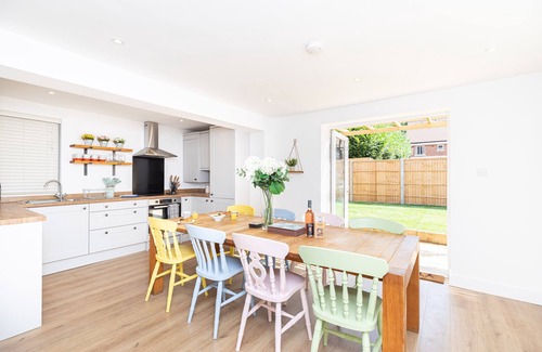 New Forest District Cottage | New Cottage Sleeps 9 in Prime Location with Ocean Views
