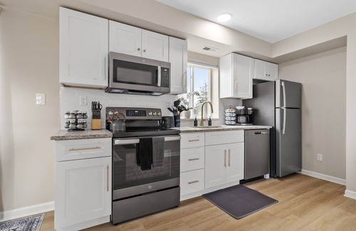 Roseville Apartment | Modern 1BR Flat with King Bed & Ideal Workspace