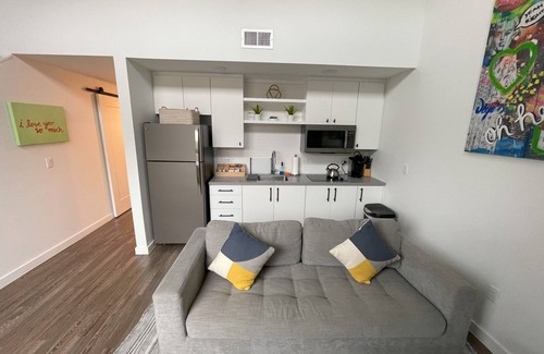 East Cesar Chavez Condo | Modern Downtown East Austin Condo with Pool & Spa Access