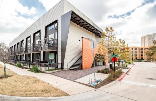 East Cesar Chavez Condo | Modern Downtown East Austin Condo with Pool & Spa Access