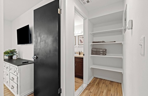 Drayton Plains Apartment | Comfortable 1BR Flat - Pet Friendly near Downtown Royal Oak