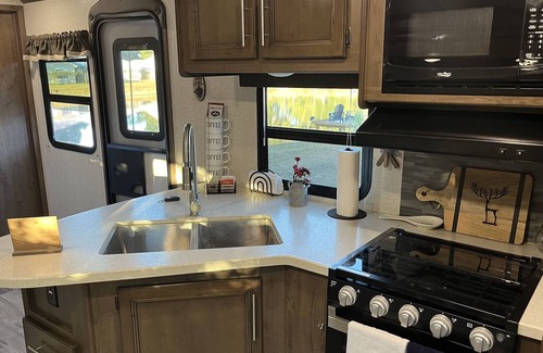 Northside House | NEW!! Cozy RV on 2.5 acres w/pond & patio — near major highways, airport & beach