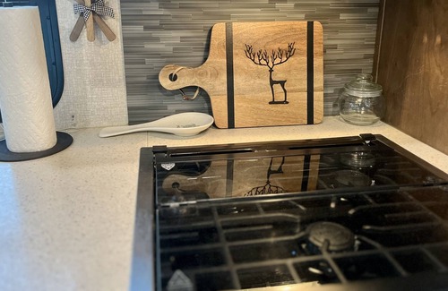 Northside House | NEW!! Cozy RV on 2.5 acres w/pond & patio — near major highways, airport & beach