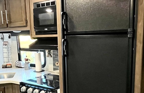 Northside House | NEW!! Cozy RV on 2.5 acres w/pond & patio — near major highways, airport & beach