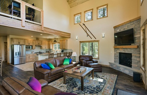 Columbine Lake House | Experience Amazing Views and Relaxation with a Hot Tub
