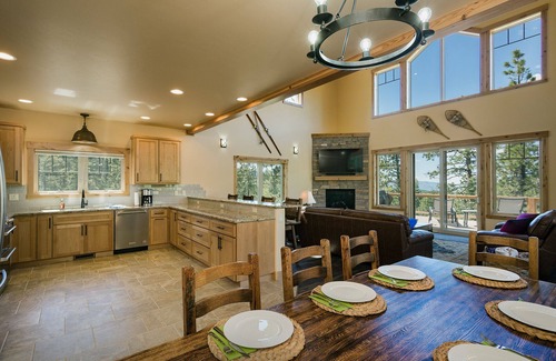 Columbine Lake House | Experience Amazing Views and Relaxation with a Hot Tub