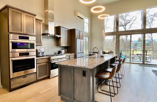 Grants Pass House | Scenic Riverfront Home with Spa and Family-Friendly Amenities