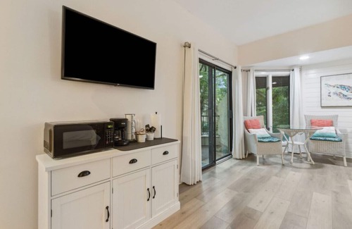 Fernandina Beach Condo | Relaxing Getaway: Poolside Retreat Near Beach & Golf