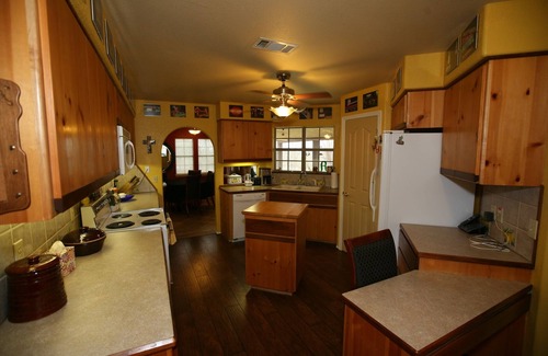 Lockhart Cottage | Family-Friendly Country Retreat with Fishing Pond & Kitchen