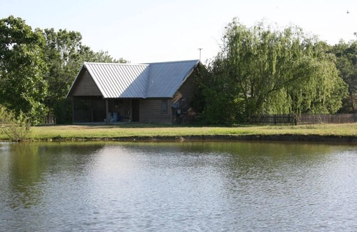 Lockhart Cottage | Family-Friendly Country Retreat with Fishing Pond & Kitchen