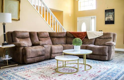 Ridgewood Lakes House | Sunny Escape: Private Pool & TV Minutes from Disney!
