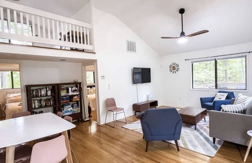 Locust Grove Cottage | *NEW* Dog-friendly Cottage with Lake/Beach Access