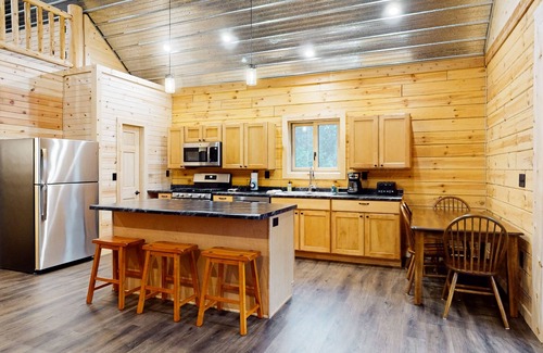 Tomahawk Cabin | Pet-Friendly Cabin with River Views and Modern Amenities