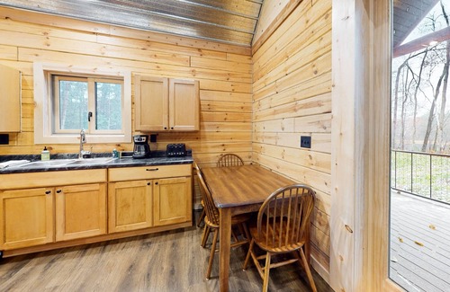 Tomahawk Cabin | Pet-Friendly Cabin with River Views and Modern Amenities