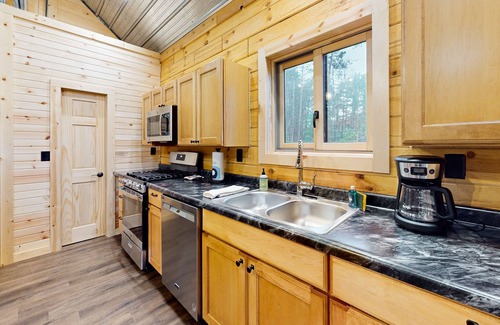 Tomahawk Cabin | Pet-Friendly Cabin with River Views and Modern Amenities