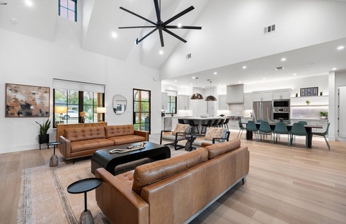 Dripping Springs House | -NEW-Downtown DRIPn Pool/Spa/Golf/Pickleball/30Guests