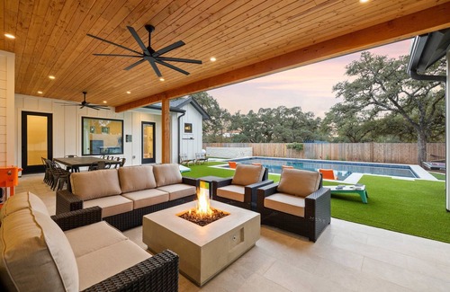 Dripping Springs House | -NEW-Downtown DRIPn Pool/Spa/Golf/Pickleball/30Guests