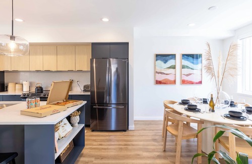 Hailey House | Explore New Downtown Hailey Condo with Rooftop Hot Tub