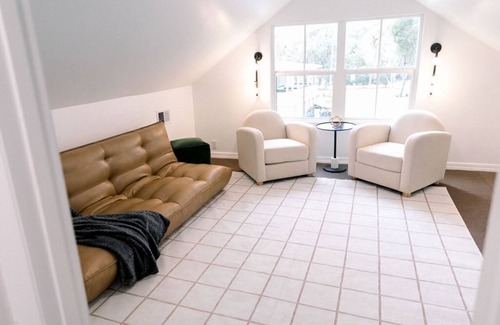The Old Commons Apartment | Modern Downtown Studio with Child-Friendly Amenities