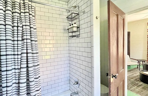 Three Oaks House | Modern Family Getaway in Downtown Three Oaks - Near Beach!
