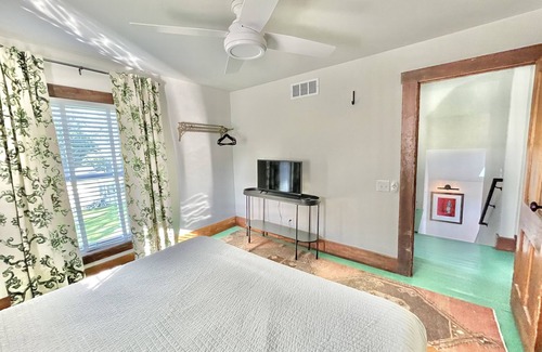 Three Oaks House | Modern Family Getaway in Downtown Three Oaks - Near Beach!