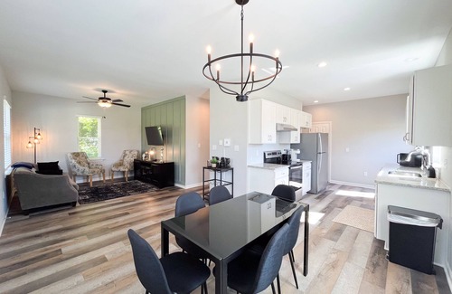 Durham House | Explore Duke: King Bed Retreat with Speakeasy Charm