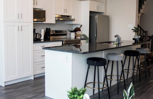 Carleton Place House | Impressive Townhome with Spa - 7 Min to Beach