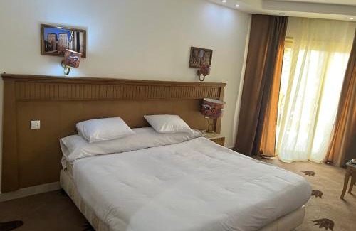 Wadi El Natrun Hotel | Discover New Elite Pyramids View Hotel with Hot Tub Access