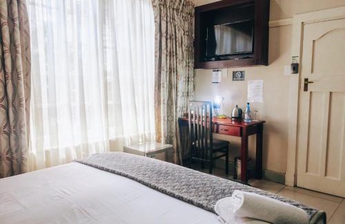 Scottsville Bed & Breakfast | Budget-Friendly New England Guest House with Pool Access