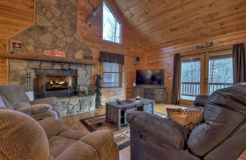 Ridgeline Vistas Cabin | Discover a Pet-Friendly Cottage with Firepit Awaits You