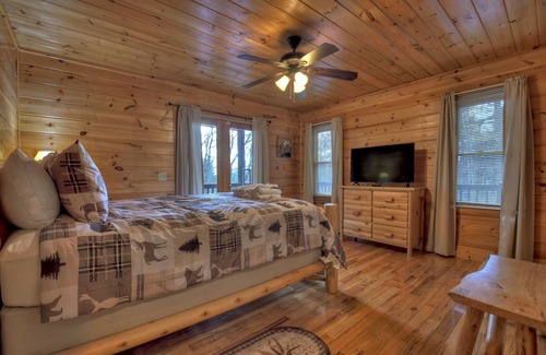 Ridgeline Vistas Cabin | Discover a Pet-Friendly Cottage with Firepit Awaits You
