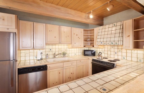 Aspen Condo | Panoramic Views and Family-Friendly Comfort in Aspen Condo