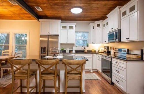 Waco House | Cozy Ethel Rose Cottage: Steps from Magnolia Silos