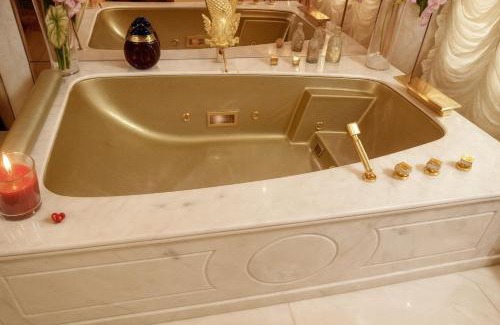 Chaillot Apartment | Renovated NEW ÉTOILE Arc de Triomphe with Pool & Spa