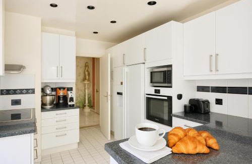 Chaillot Apartment | Renovated NEW ÉTOILE Arc de Triomphe with Pool & Spa