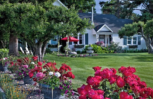 Grandview Cottage | Inviting Rose Suite B&B: Guest Rated 9.8 with Spa & Hot Tub