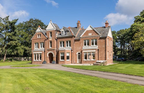 West Parley House | Stylish Country Home with Spa Pool & Expansive Grounds