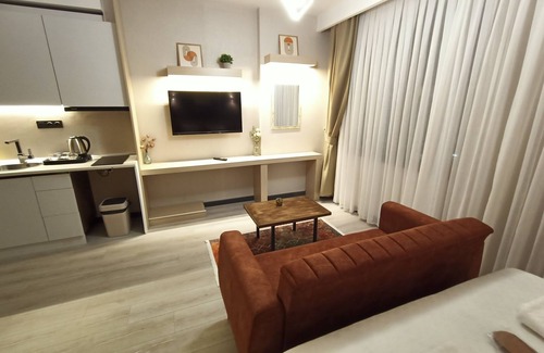 Pendik Apartment | Stylish New Falcon Palas: Pet-Friendly with Spa Access