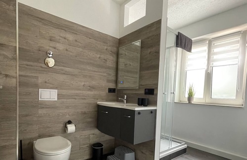Markkleeberg Apartment | Modern Family-Friendly Apartment with Lake View in Leipzig