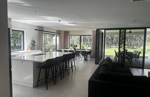 Bundalong House | Ideal Family Holiday Home by the River with Great Amenities