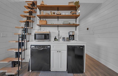Waco Villa | New Farm Stay - The Eclair Suite