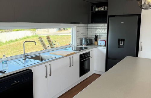 Para Wurlie House | *NEW* Flahertys Beach House: 200m to beach, inc. linen. Pets, SPA , Owner hosted